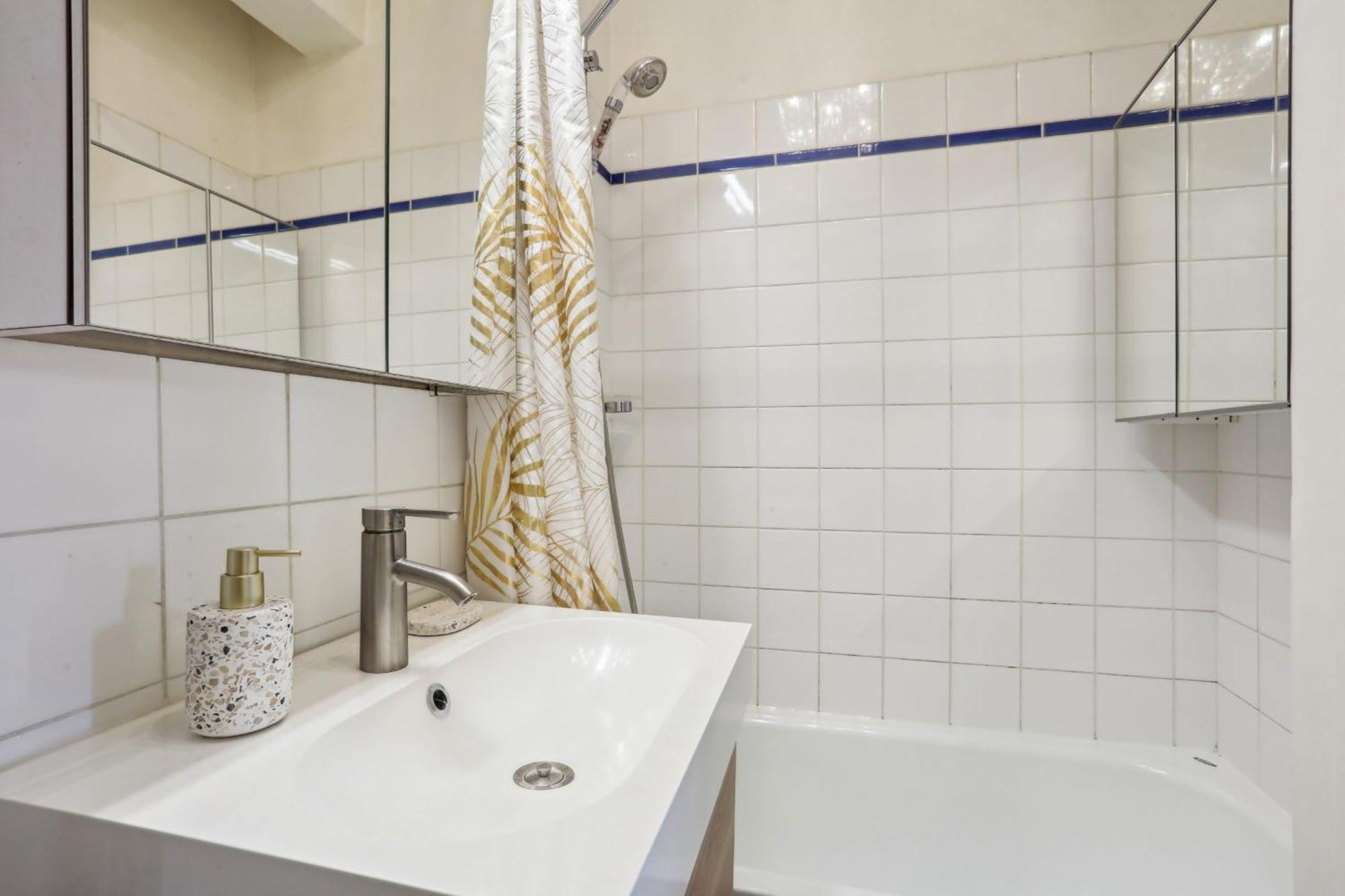 Eiffel Tower & Faubourg - 1Br - Cityapartmentstay Париж Екстериор снимка