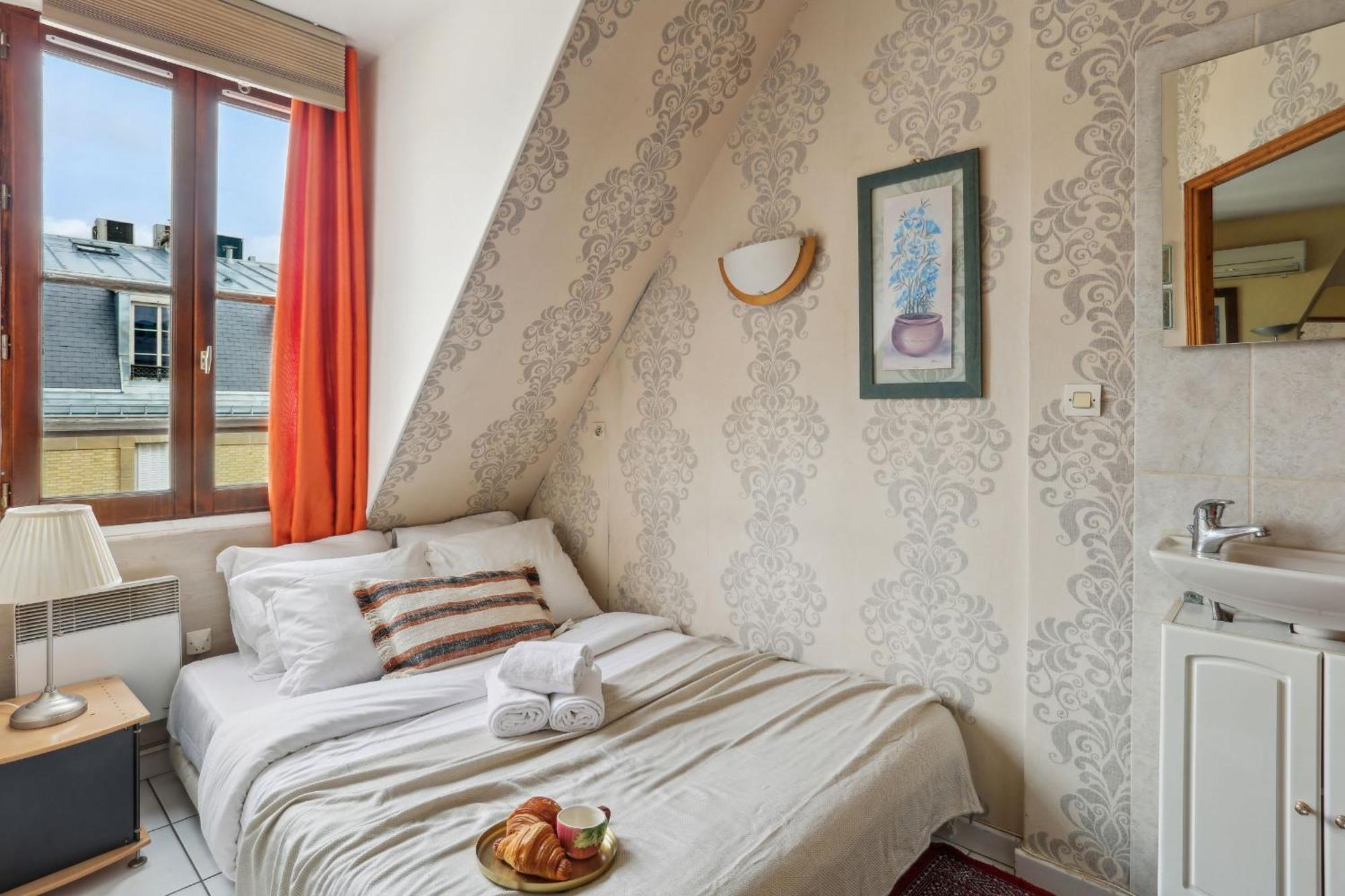Eiffel Tower & Faubourg - 1Br - Cityapartmentstay Париж Екстериор снимка